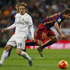 Luka Modric y Sergi Roberto durante el Madrid-Barça de noviembre del año pasado.-REUTERS / STRINGER