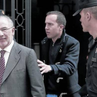 Rodrigo Rato a la salida de su despacho el pasado 17 de abril-Foto: JOSÉ LUIS ROCA