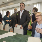 A la izquierda, sendado, Ortega Lara junto al cabeza de lista, Ángel Martín, y Javier Martínez.-Santi Otero
