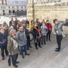 Un grupo de turistas españoles atiende a las explicaciones de su guía al pie de las escaleras de la puerta del Sarmental.-ISRAEL L. MURILLO
