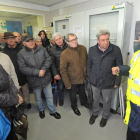 Un grupo de personas, ayer, en un momento de la visita a los depósitos de agua portable, en el cerro de San Miguel.-ISRAEL L. MURILLO