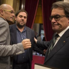 Raül Romeva, Oriol Junqueras y Artur Mas al terminar una sesión del Parlament.-ALBERT BERTRAN