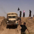 Imagen de combatientes del Estado Islámico en Irak, cerca de la frontera siria, hecha pública en una cuenta yihadista de Twitter.-AFP