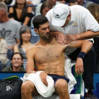 Novak Djokovic, atendido por molestias en el hombro, durante el partido contra Londero.-AFP