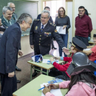 El subdelgado, el delegado territorial y mandos policiales saludan a los niños en una clase.-ISRAEL L. MURILLO