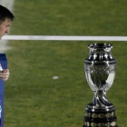 El delantero argentino Leo Messi mira cabizbajo la Copa América tras perder la final ante Chile en los penaltis.-SILVIA IZQUIERDO / AP