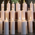 Velas en memoria de las víctimas del accidente, incluida una en memoria del copiloto Lubitz.-Foto: AFP / OLIVER BERG