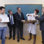 En el centro, Baudilio Fernández  entraga el premio a la profesora Inmaculada Barrero.-Raúl G Ochoa