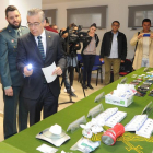 El subdelegado del Gobierno, Roberto Saiz, felicitó a los agentes por el éxito de la operación y comprobó el alcance de la misma.-ISRAEL L. MURILLO