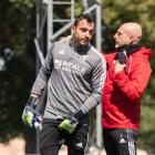 Calero y el guardameta Alfonso Herrero en el último entrenamiento de la temporada 2021/2022. BURGOS CF