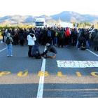 Concentración de los CDR cortando el tráfico en la N-340, en Alcanar, con la palabra república pintada en la calzada.-EL PERIÓDICO