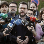 El coordinador nacional de ERC y vicepresidente del Govern, Pere Aragonès, atiende a los medios, en Barcelona.-EFE