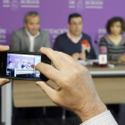 El diputado provincial JorgeMínguez (centro) anuncia las novedades del Salón de Gourmets junto a productores locales.-R.G.O.