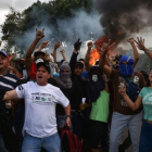 Manifestantes contra el gobierno de Nicolás Maduro cantan eslogans de protesta en Venezuela.-YURI CORTEZ/ AFP
