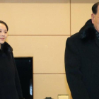 Kim Yo-jong, hermana del lider Kim Jong-un, y el presidente honorifico del pais,  Kim Yong-nam, a su llegada al aeropuerto internacional de Incheon , en Seúl.-YONHAP / EFE