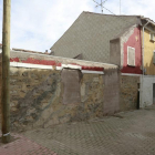 Los desperfectos en las diversas viviendas del barrio han provocado el abandono de ocho familias y el derrumbamiento de tres inmuebles.-ISRAEL L. MURILLO