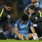 Gundogan se duele de la rodilla derecha mientras es atendido, durante el partido contra el Watford.-REUTERS / PHIL NOBLE