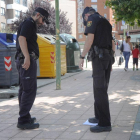 Dos agentes de Policía observan el lugar donde se produjo la pelea.-ISRAEL L. MURILLO