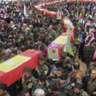 Miliciamos de las Fuerzas Democráticas de Siria llevan los féretros de sus compañeros muertos en el ataque perpetrado por error por aviones de EEUU.-AP