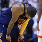 Kyrie Irving lamenta un error en el cuarto partido de la final del Este.-VAUGHN RIDLEY / AFP