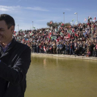El exsecretario general del PSOE Pedro Sánchez aplaude en el Parque Tecnológico de Dos Hermanas (Sevilla), el pasado sábado.-EFE