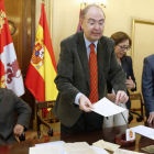 López Gómez muestra los documentos con Ballesteros (i.), Raquel Contreras y Ruiz de Mencía.-Raúl Ochoa