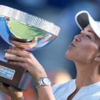 Garbiñe Muguruza levanta la copa de campeona.-EFE