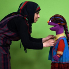 La titiritera Raziya Nazari prepara a la marioneta Zari para la versión de 'Barrio Sésamo' en Afganistán.-WAKIL KOHSAR