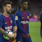 Messi se lleva el balón a casa tras los cuatro goles al Eibar-JORDI COTRINA