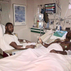 Abidal y su primo Gérard Armand en el Hospital tras la operación.-TWITTER