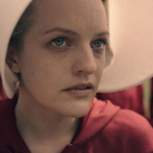 La actriz Elisabeth Moss da vida a la protagonista de la serie 'The handmaid's tale'.-