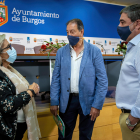 Rosa Niño, concejala de Comercio, con Enrique Daguerre Galindo, presidente de Fleurop Interflora, y Eduardo González López, director general de Interflora Iberia.