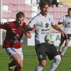 El lateral del Burgos CF Andrés protege un balón en el último choque disputado en ElPlantío-Raúl G. Ochoa
