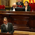 Artur Mas, este jueves, en el pleno de investidura. Tras él, los miembros de la Mesa.-EFE / TONI ALBIR