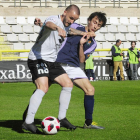 Borja Sánchez protege un balón en el choque ante el Valladolid B en El Plantío-Israel L. Murillo