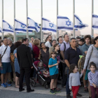 Cientos de israelís esperan en la calle para despedir a Shimon Peres, en Jerusalén.-EFE / ABIR SULTAN