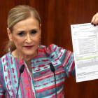 Cifuentes, este miércoles, ante el pleno de la Asamblea de Madrid.-DAVID CASTRO