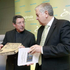 Matías Vicario (i.) y Luis Conde muestran uno de los volúmenes que recogen la digitalización y uno de los que se guardan en Los Condestables.-Raúl Ochoa