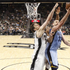 Los hermanos Gasol, en pleno duelo.-OOBUM IMM / USA TODAY