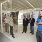 José Ángel Sánchez -responsable de la asociación Argeol impulsora del proyecto del Geoparque-, explicó a los presentes las dotaciones del centro.-R. O.