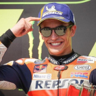 Marc Márquez (Honda) se señala la cabeza en el podio de Brno, haciendo referencia a su sabia decisión de no jugársela en carrera.-ALEJANDRO CERESUELA