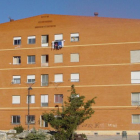 La administración tapará el butrón que un vecino hizo en uno de los pisos para acceder a una de las viviendas tapidas y fabricar droga.-L. V.