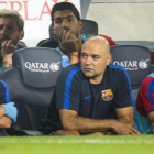 Iniesta, sentado en el banquillo en el Barça-Alavés (1-2) junto a Suárez y Messi. Los tres salieron luego al campo.-JORDI COTRINA