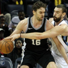 Pau Gasol juega de espaldas al aro, defendido por su hermano Marc en el partido de Menfis.-MIKE BROWN (EFE)