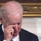 El vicepresidente Joe Biden, emocionado al recibir la condecoración de la mano de Obama.-AFP/ NICHOLAS KAMM