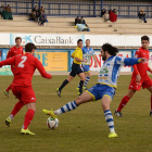 Toni Seoane intenta frenar al jugador del Sporting B Sergio en un lance del partido de ayer.-ALBERTO CALVO