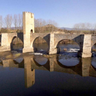 El soberbio puente porticado refleja sobre el río Ebro su histórico pasado.-G. G.