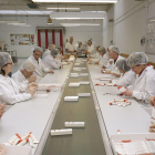 Varias personas trabajan en una cadena en L’Oreal.-RAÚL G. OCHOA