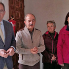 Baudilio Fernández-Mardomingo (izq) junto al alcalde de Canicosa en el interior de una de las viviendas-ECB