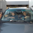 Maradona, en el interior del vehículo, a la salida del hospital de Buenos Aires.-EFE